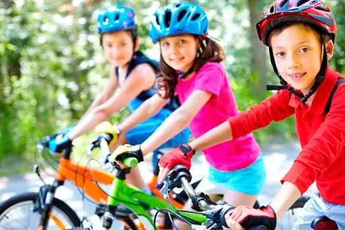 Jornades esportives amb nens montats en bicicleta
