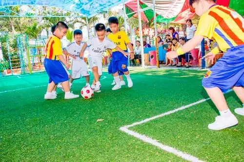 Jornades esportives nens jugant a futbol