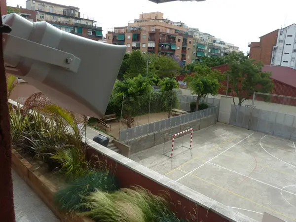 Projecctor de megafonia millorada pel pati exterior esquerre del institut de Barcelona