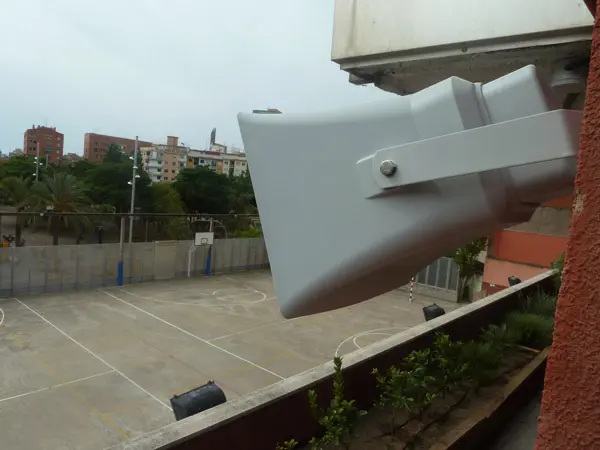 Projecctor de megafonia millorada pel pati exterior dret del institut de Barcelona