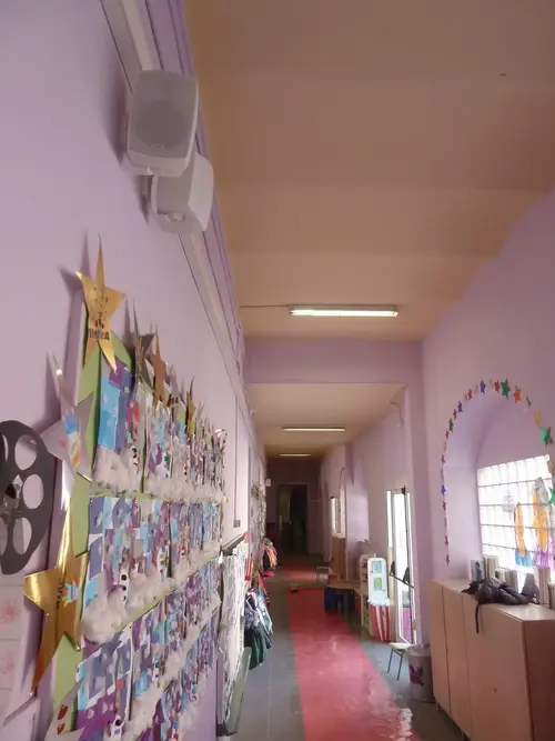 Pasillo de una escuela con altavoces