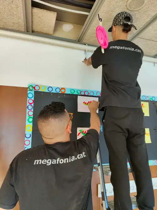 Trabajos instalación de un altavoz en la escuela