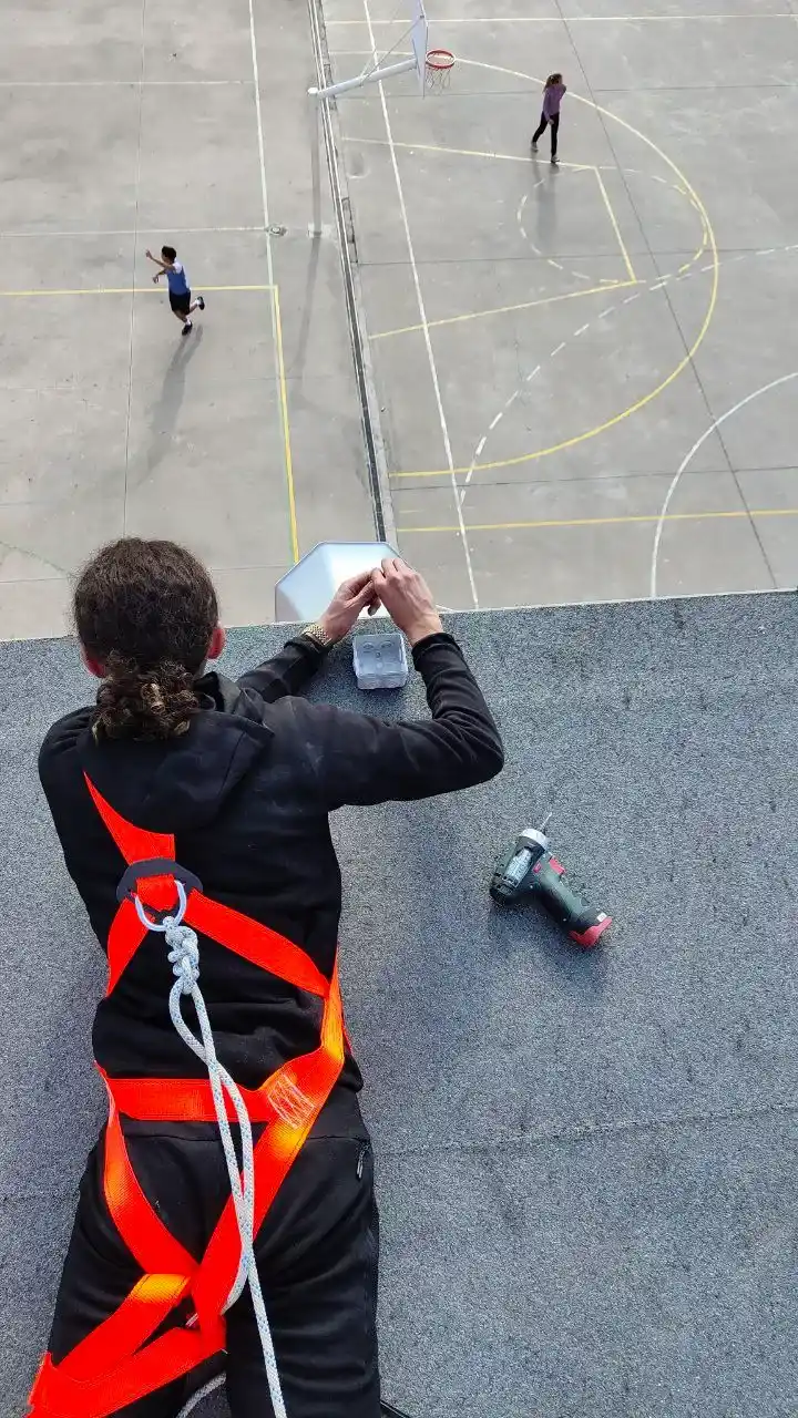 Trabajos de instalación de megafonía en un instituto