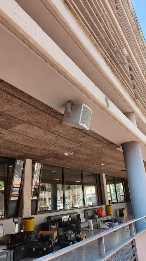 Instalación altavoces patio alta potencia