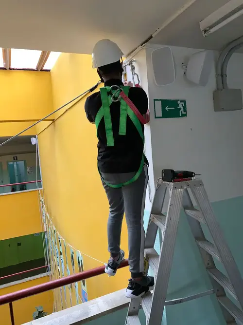 Trabajos instalación de un altavoz en la escuela