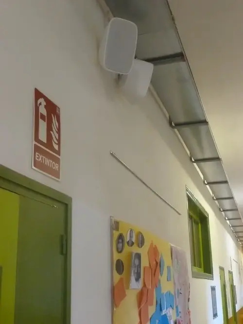 Pasillo de una escuela con altavoces