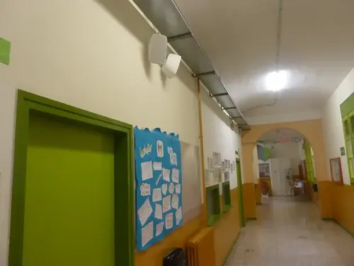 Pasillo de una escuela con altavoces