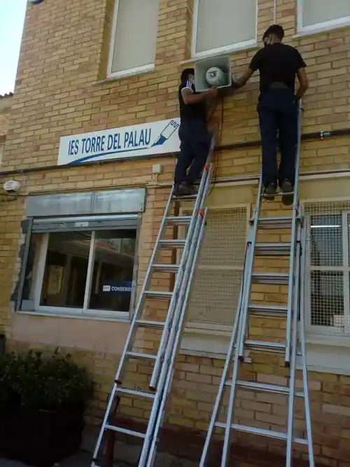 Trabajos de instalación de megafonía en un instituto