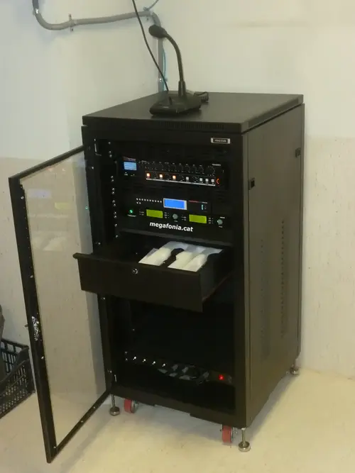 Amplificadores de megafonía dentro de un rack