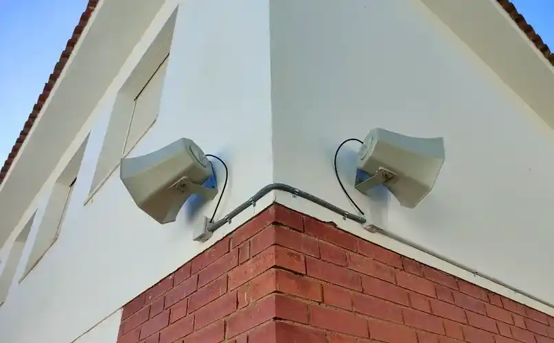 Altavoces para entradas y salidas con música