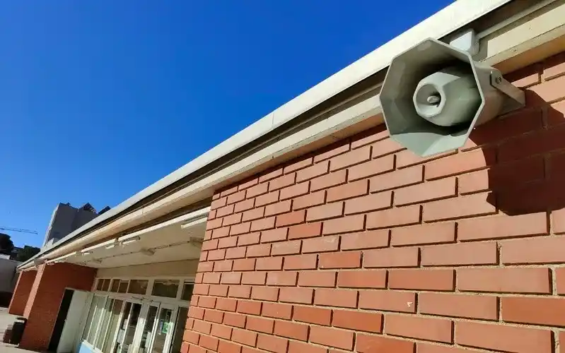 Música ambiente para patios de escuela