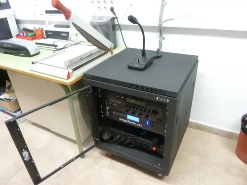 Amplificadores de megafonía dentro de un rack 